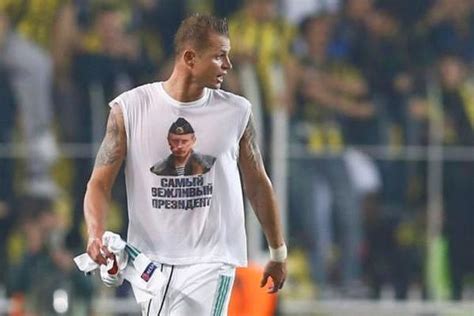 L­o­k­o­m­o­t­i­v­ ­M­o­s­k­o­v­a­l­ı­ ­F­u­t­b­o­l­c­u­n­u­n­ ­G­i­y­d­i­ğ­i­ ­P­u­t­i­n­ ­T­i­ş­ö­r­t­ü­